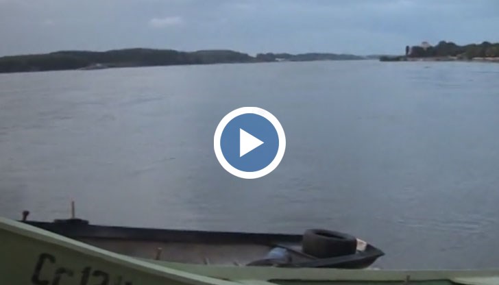 Роднини на ученика са на брега на реката в очакване да бъде открит