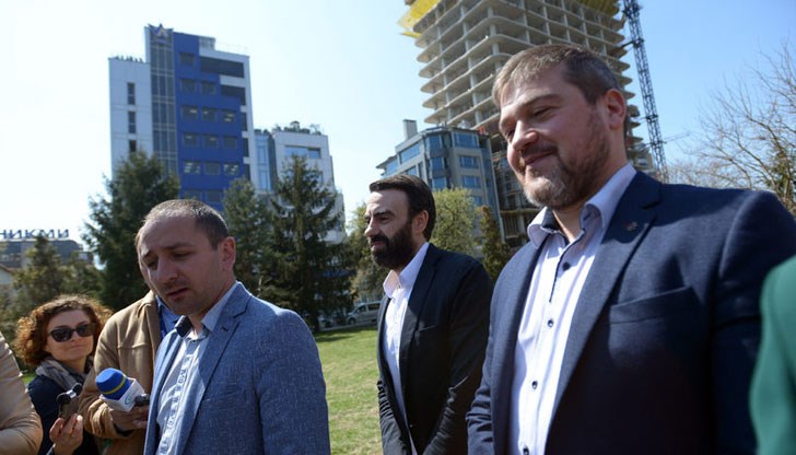 На 1 април в градинката пред небостъргача на "Артекс" в Лозенец Войслав Тодоров, Никола Вапцаров и Мариан Башур проведоха първата пресконференция на Инициативен комитет „Лозенец“ срещу 120-метровата сграда на ул. Златен рог