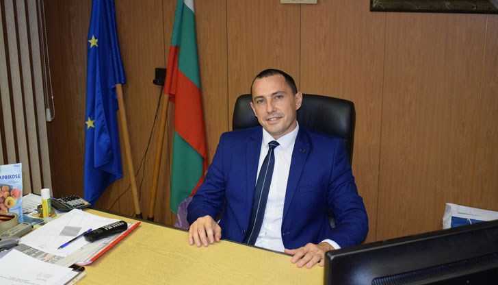 Предаването на подкипа - предварително белязани банкноти, се състояло и те били пари намерени у посредника в корупционната схема - близък приятел на кмета Ралев Предаването на подкипа - предварително белязани банкноти, се състояло и те били пари намерени у посредника в корупционната схема - близък приятел на кмета Ралев