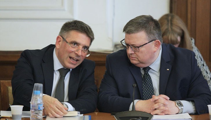 Вместо да намерят формула, по която главният прокурор да не е над Господ, управляващите опитват да отворят врата за влияние върху съдийски шефове Вместо да намерят формула, по която главният прокурор да не е над Господ, управляващите опитват да отворят врата за влияние върху съдийски шефове