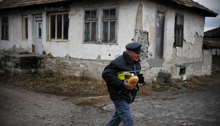 Българинът е гордо самодоволен с еснафската си битност, че е постигнал някакъв стандарт на живот, който другите "простаци" нямат