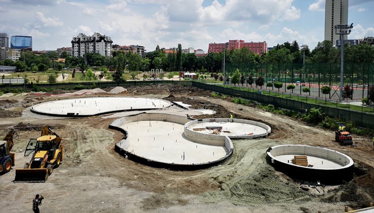 Аквапаркът е с 5 открити басейна и обслужващата сграда, в която са закрит басейн и СПА зона