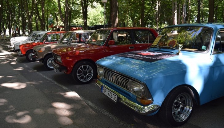Регистрираните собственици на ретро возилата бяха близо 120. Между тях имаше и 6 дами – от Козлодуй, Враца и Русе