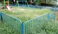 Така изглежда детска площадка в квартал "Дружба"