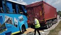 Автобус с деца се блъсна в аварирал камион край Търговище