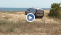 Автомобили паркират върху дюните на плажа край Шкорпиловци