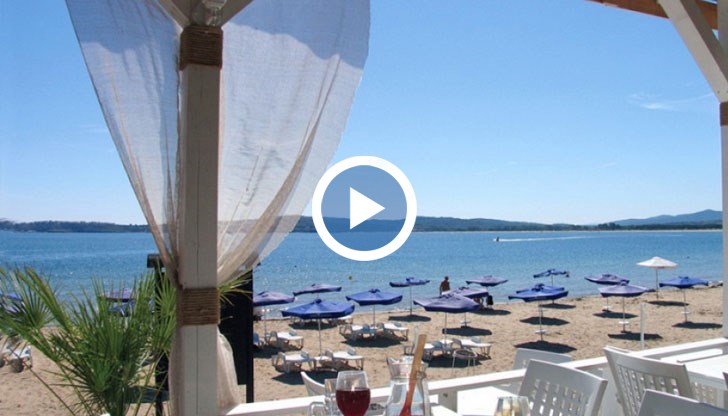 На щандовете за бързо хранене обаче цените са двойни и изборът е от парче пица за три лева до дюнер за осем лева