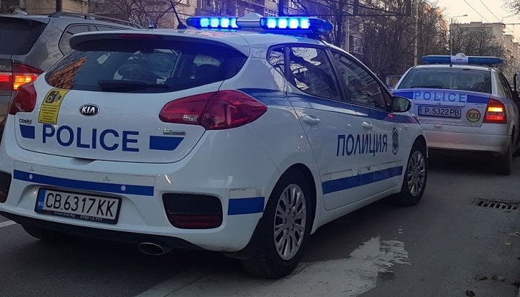 Бабаитът влязъл в пререкания с органите на реда, като отправил обидни думи и закани към тях, а след това ударил в гърдите на единия от униформените