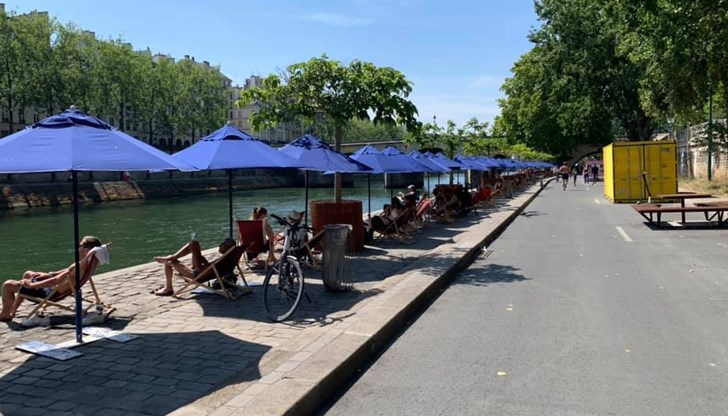 Тези хора явно не са ВИП-ове, да вехнат покрай Сена-та...