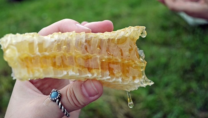От всеки кошер се чупи парче медена пита, като този мед има магически свойства