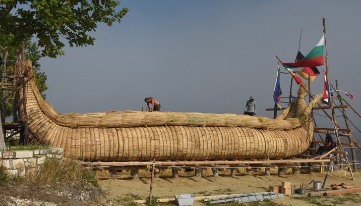14-метровата сламена лодка се строи край Варна