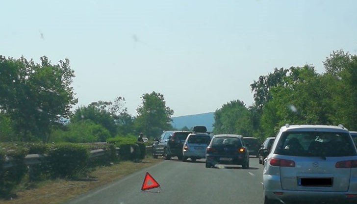 Причината за задръстването е удар между лек автомобил и джип Причината за задръстването е удар между лек автомобил и джип