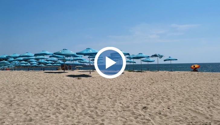 Плажовете все още са пусти, докато опашките на границата с Гърция са километрични