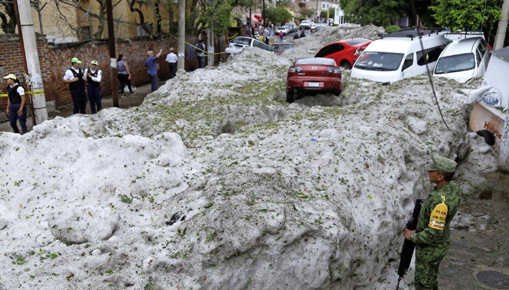 Ледената покривка е 1,5 метра