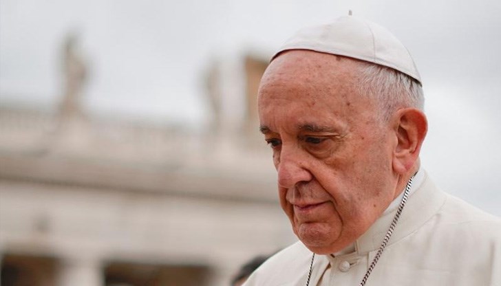 Франциск сведе глава в мълчалива молитва за загиналите мигранти