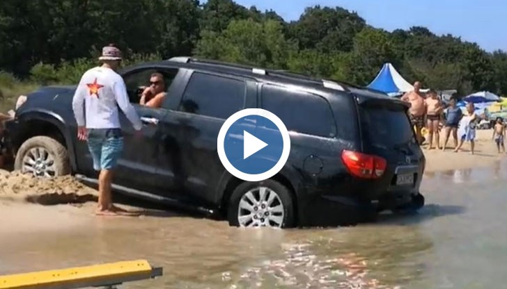 Шофьорът на затъналия джип и концесионерът спорят има ли забранителна табела на плажа