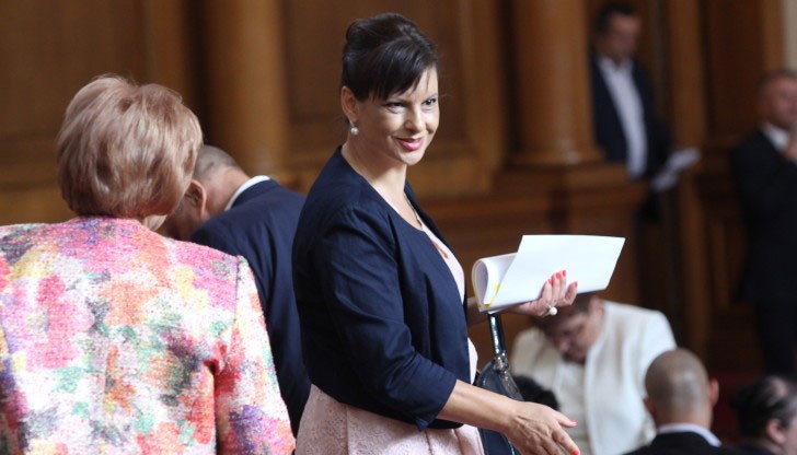 Сигурно себеподобните на Дариткова много са й „се кефили“. Ох, каква шефка имаме - остроумна и находчива. Размазала ги е! Браво! И както би казал самият бай Ганьо: ашколсун! Сигурно себеподобните на Дариткова много са й „се кефили“. Ох, каква шефка имаме - остроумна и находчива. Размазала ги е! Браво! И както би казал самият бай Ганьо: ашколсун!