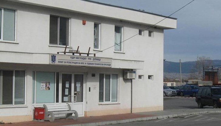 От БМВ-то на полицая са останали само ламарини