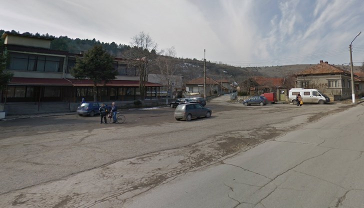 Възрастният мъж направил това показно в присъствието на малолетно дете и други свидетели