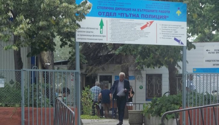 Политикът бе докаран от джип „Порше Кайен“ с пловдивска регистрация пред сградата на „Пътна полиция“