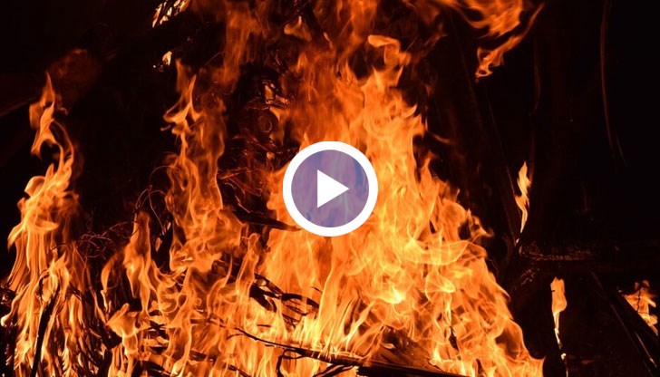 Пожар на пластмасови контейнери за смет вдигна хората на крак в 2 часа през нощта