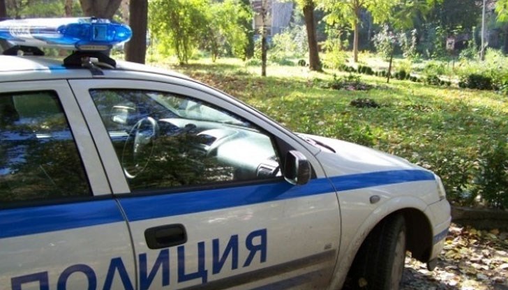 71-годишният мъж е приседнал на пътека в гората, тъй като е изпитвал болки в единия крак и му е трудно ходенето