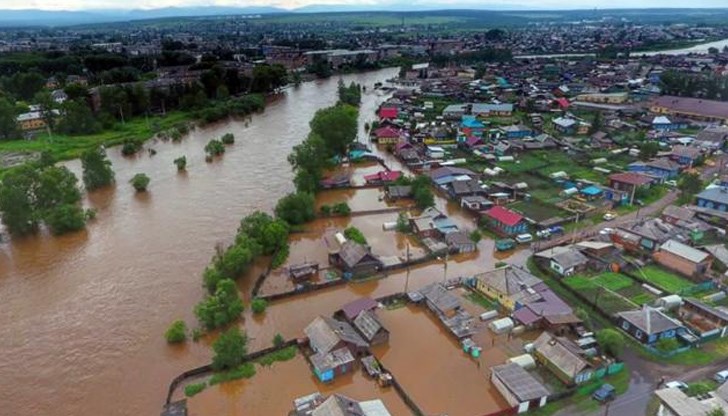 Русия се бори с наводнения, които отнеха живота на най-малко петима души