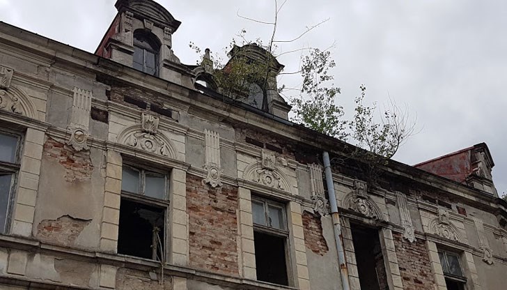 След години разруха бившето доходното здание на фабриканта Сабетай Бениеш най-после намери добър стопанин в лицето на русенеца д-р инж. Иван Иванов