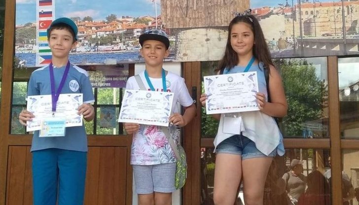 Браво, вазовски математици! Прославихте училището и града ни!