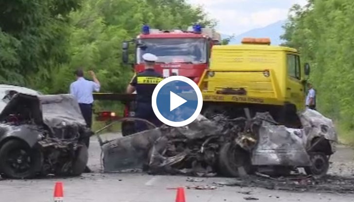 Жена загина в пламнала кола след жесток челен удар