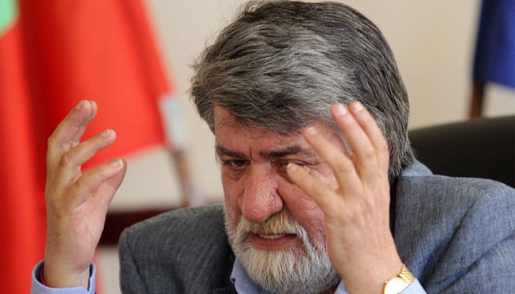 Техници забиват винкели в скалите и закачват лампи без проект, без одобрение и без разрешение