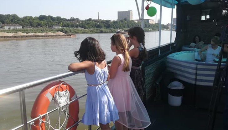 Корабчето „Русчук“ беше домакин на церемонията по награждаването на участниците в конкурса за детска рисунка на тема „На брега на реката“