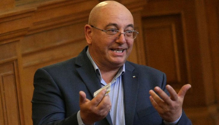 По думите му престъпният бизнес с нелегални цигари няма как да съществува без политически протекции