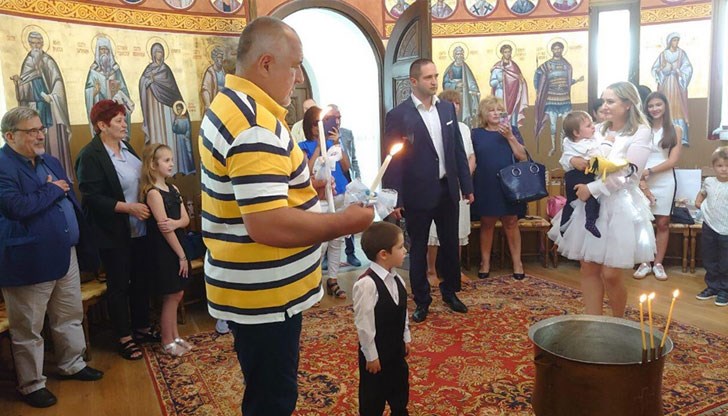 Бойко и Иван вече са християнчета, сподели Борисов и показа снимки от кръщенето