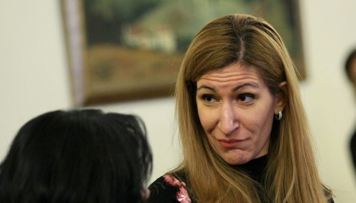 Според министерството на туризма "най-често срещаните цени за ползване на чадъри и шезлонги по българските плажове не надхвърлят по 5 лв."