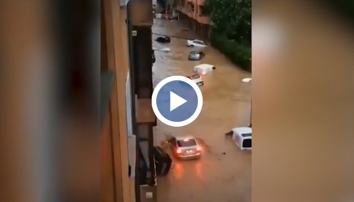 Десетки автомобили са под вода заради придошлата река