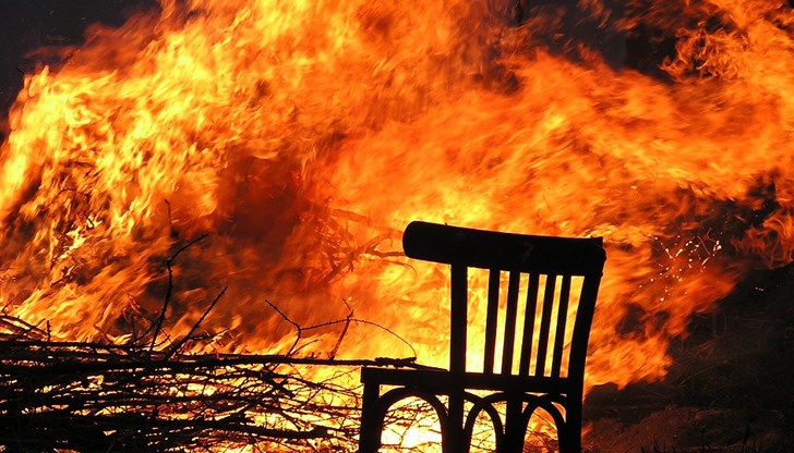 Собственикът успял да извади автомобила си от гаража и е започнал гасителни действия, но не ефективни Собственикът успял да извади автомобила си от гаража и е започнал гасителни действия, но не ефективни