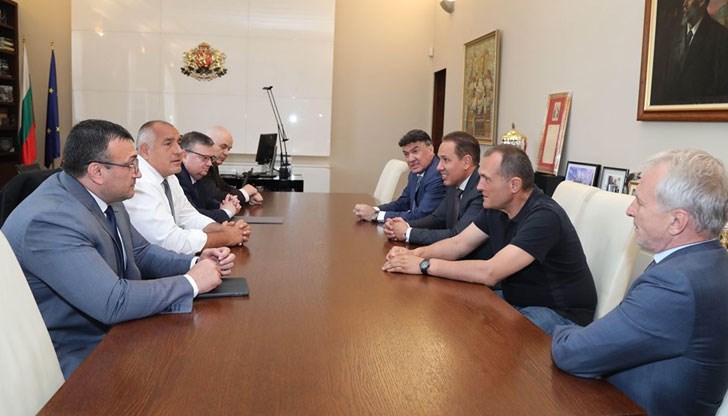 Излиза, че с едните „босове“ – публично, пък с другите „босове“ – по ресторантите… Излиза, че с едните „босове“ – публично, пък с другите „босове“ – по ресторантите…