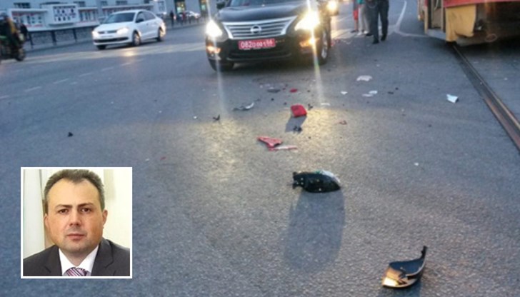 Колата му се е забила в трамвай