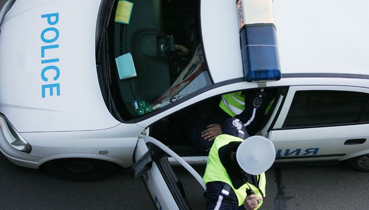 Полицаите го спрели, защото се движел криволичейки