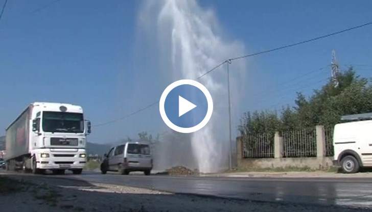 Багер проби водопровод на пътя от Благоевград за село Покровник