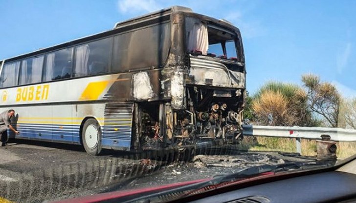 Медици оказват помощ на пътниците, получили дихателни проблеми от задушаващите изпарения Медици оказват помощ на пътниците, получили дихателни проблеми от задушаващите изпарения