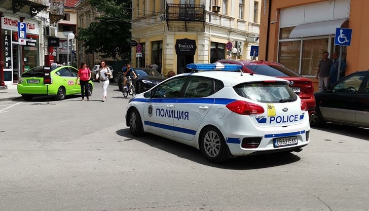 Две патрулки гониха "Пежо 206" с русенска регистрация в центъра на града