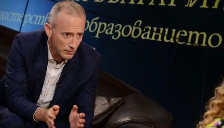 Той беше проникнал по елементарен начин, явно системата е била слаба, заяви образователният министър