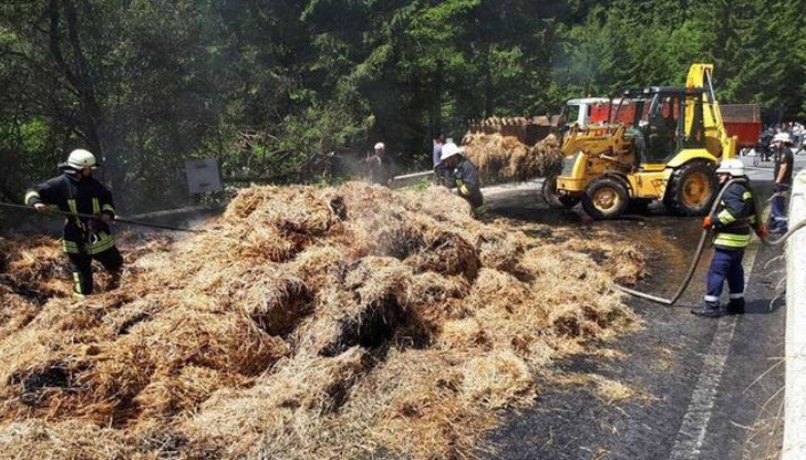 Заради пожара е блокирано движението за събора на Рожен