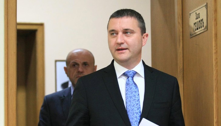 По думите на Горанов новият дълг се взима, за да се плащат стари задължения