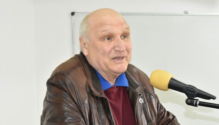 Защо МОН допусна двама лаици да обучават учители и да дават акъл на историческата общност, пита авторът на един от учебниците за Х клас Защо МОН допусна двама лаици да обучават учители и да дават акъл на историческата общност, пита авторът на един от учебниците за Х клас