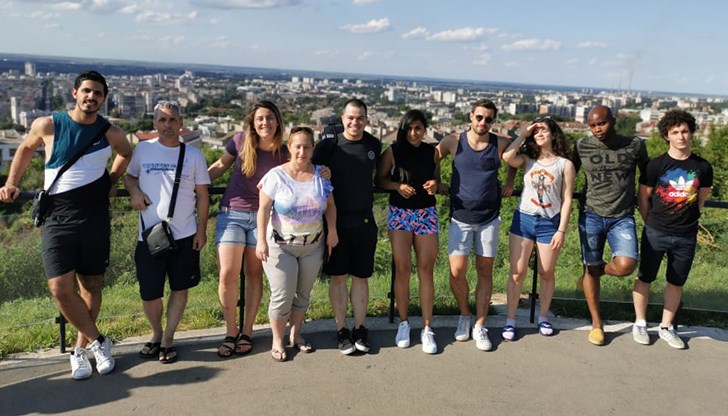 Тежкоатлетите от Брюксел бяха в състав 6 състезатели и техния треньор, като пребиваването им у нас продължи повече от седмица Тежкоатлетите от Брюксел бяха в състав 6 състезатели и техния треньор, като пребиваването им у нас продължи повече от седмица