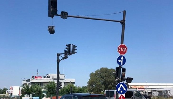 Повредената светофарна уредба причинява затруднения на шофьори и пешеходци