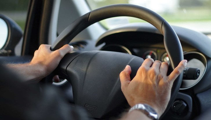 Местни полицаи го хванали да кара без книжка